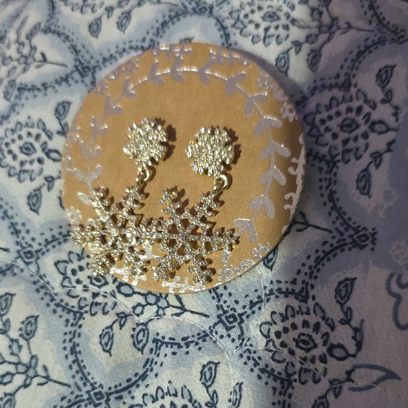 Francesca's Collections Gold Snowflake Earrings - Picture 2 of 9